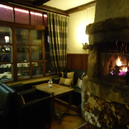 Les Fougeres And Bar 拉茨欧马兹